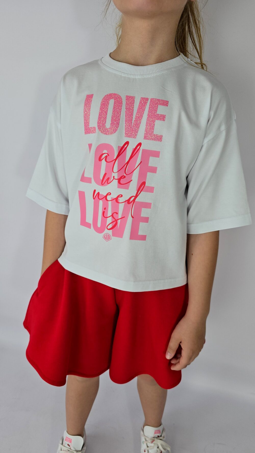 T-SHIRT LOVE BIAŁY KRÓTSZY MODEL - obrazek 2