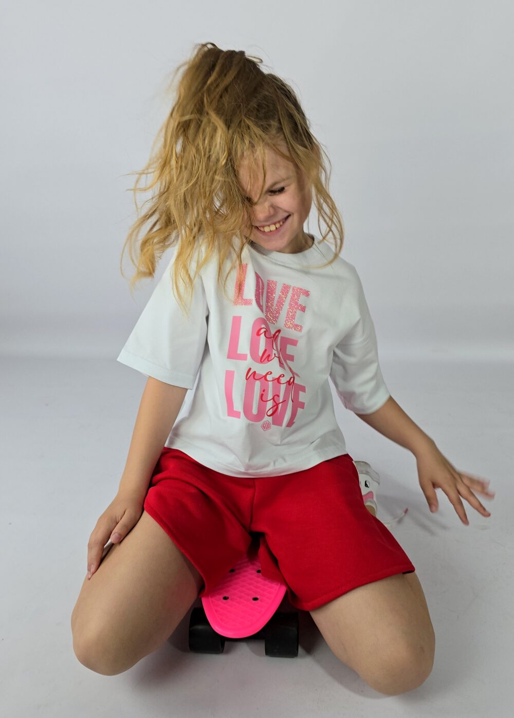 T-SHIRT LOVE BIAŁY KRÓTSZY MODEL